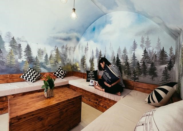 Bạn có thể đọc sách, nhâm nhi ly cafe với phòng giải trí trong nhà