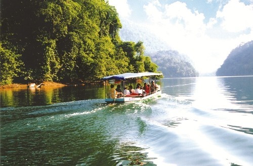 Du khách có thể tự chèo thuyền hoặc đi cano tham quan khu bờ hồ này