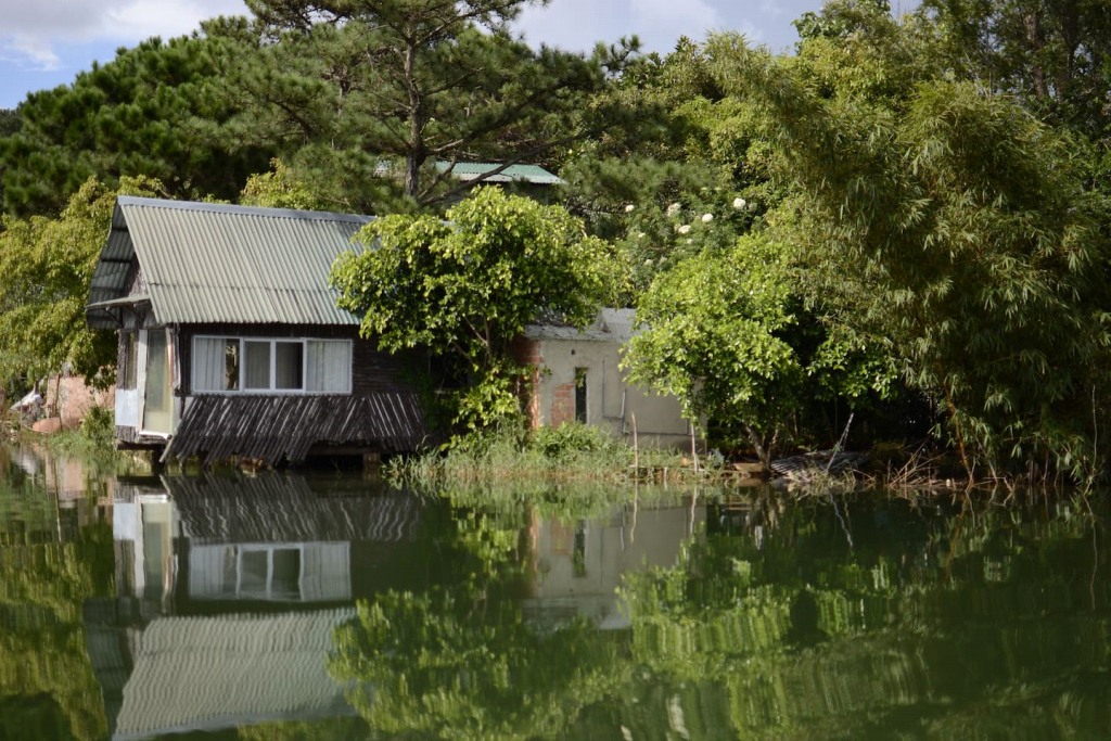 Ngôi nhà nằm trên mặt hồ vô cùng thơ mộng