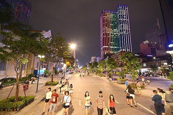 Phố đi bộ Nguyễn Huệ về đêm