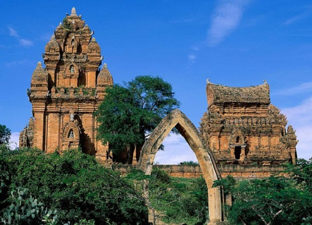 Quần thể tháp cổng, tháp chính, tháp trụ và tường gạch thờ Po Klong Garai tại Ninh Thuận