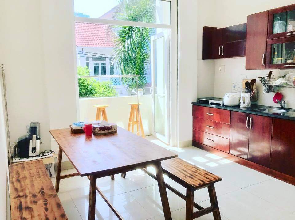 Little Flower Homestay Đà Nẵng khu vực bếp đầy đủ tiện nghi