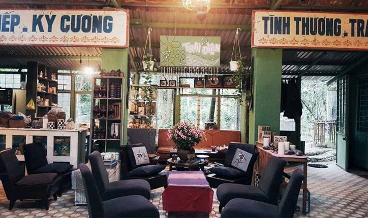 Trại Điên homestay Đà Nẵng với phòng khách theo phong cách như thời bao cấp