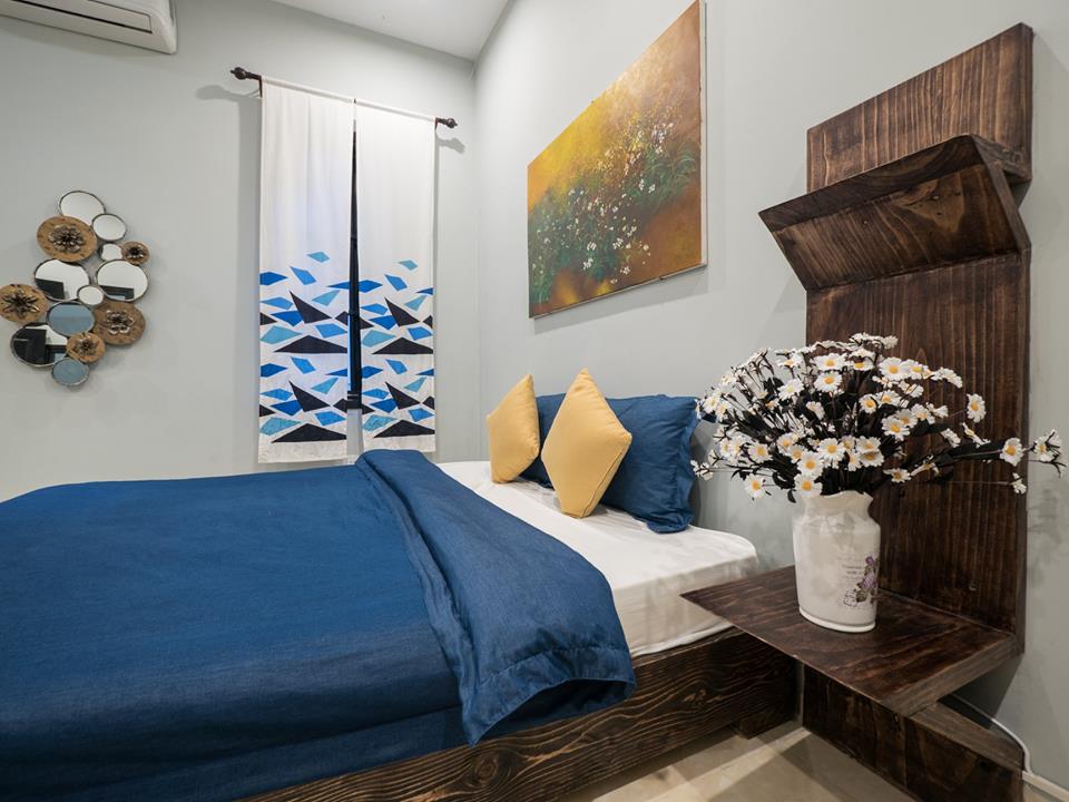 1986 homestay Đà Nẵng luôn chuẩn bị hoa tươi trong phòng ngủ
