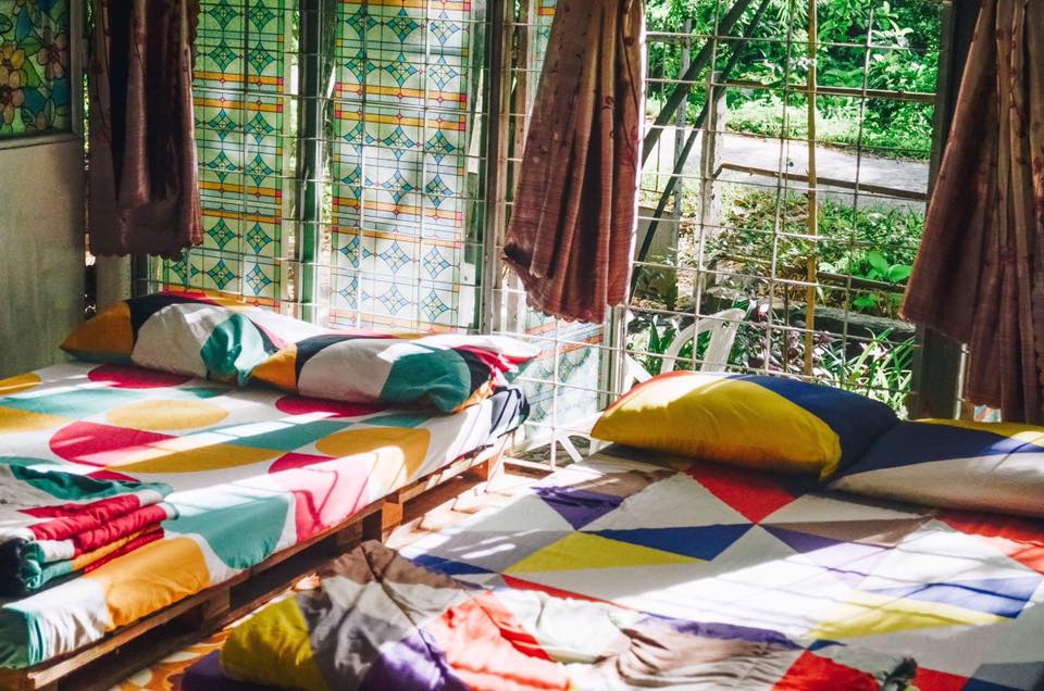 Trại Điên homestay đà nẵng có những chiếc giường với màu sắc sặc sỡ