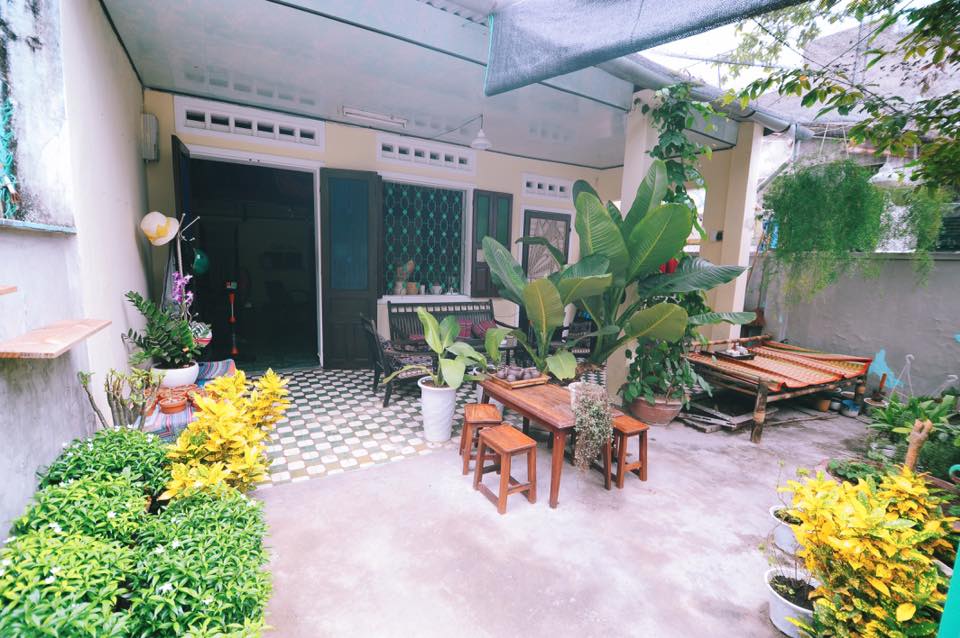 Mơ house homestay Đà Nẵng khoảng sân trước hiên nhà