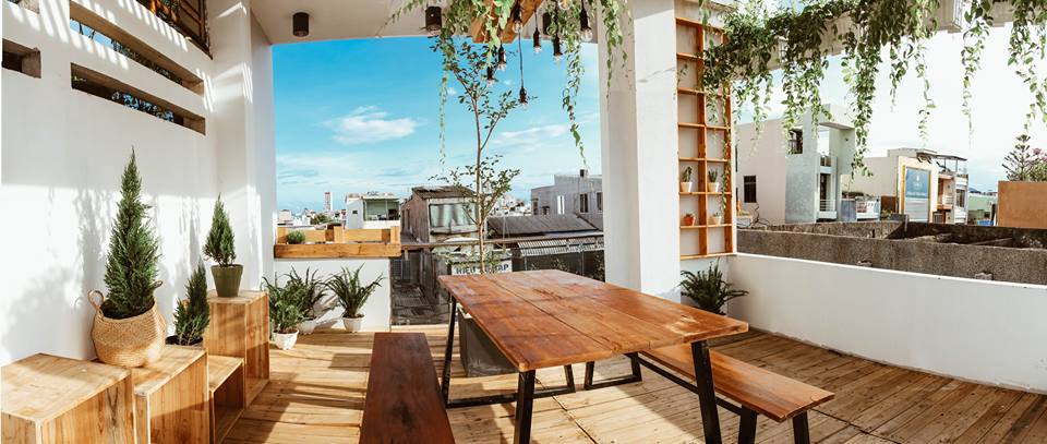 sân thượng ngập đày nắng tại Sleepingwood homestay đà nẵng