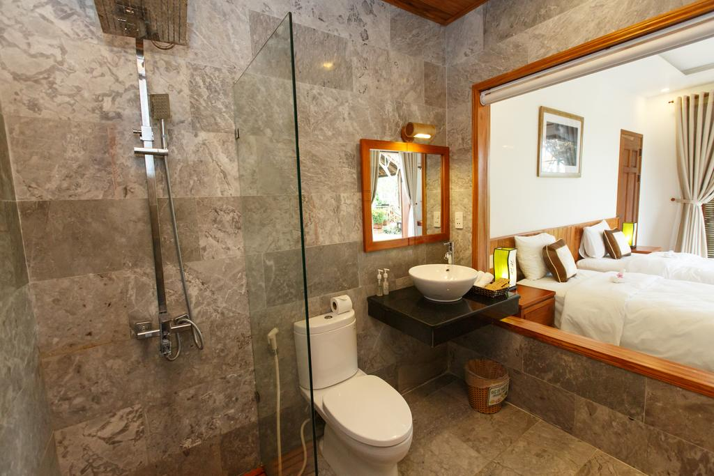 Phòng tắm rộng với bồn tắm đứng Lama Homestay
