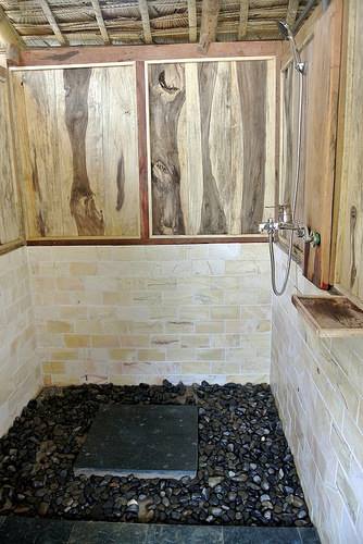Phòng tắm đậm chất thiên nhiên  Bản Hiệu Garden Lodge Pù Luông