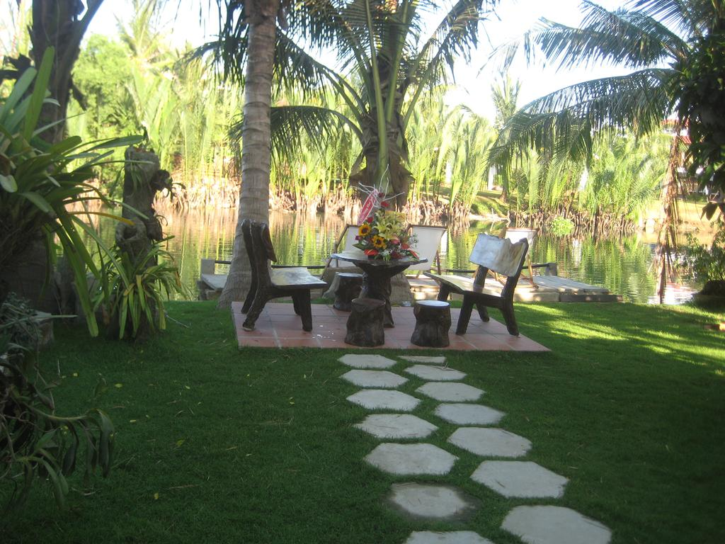Sân vườn hướng hồ Coco Riverside Homestay