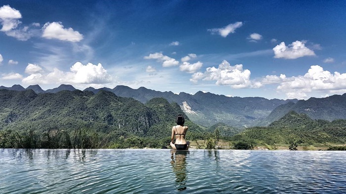 Bể bơi vô cực hướng nhìn sông dựa núi Retreat Homestay Pù Luông