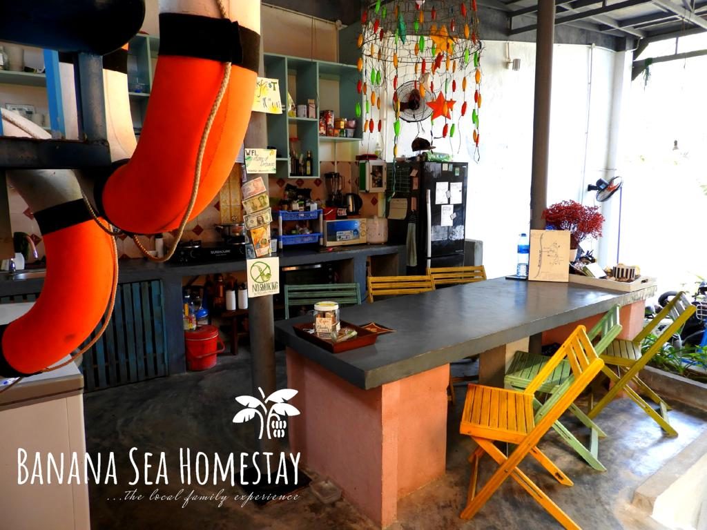 Căn bếp nhỏ lấy cảm hứng từ biển của Banana homestay Quy Nhơn