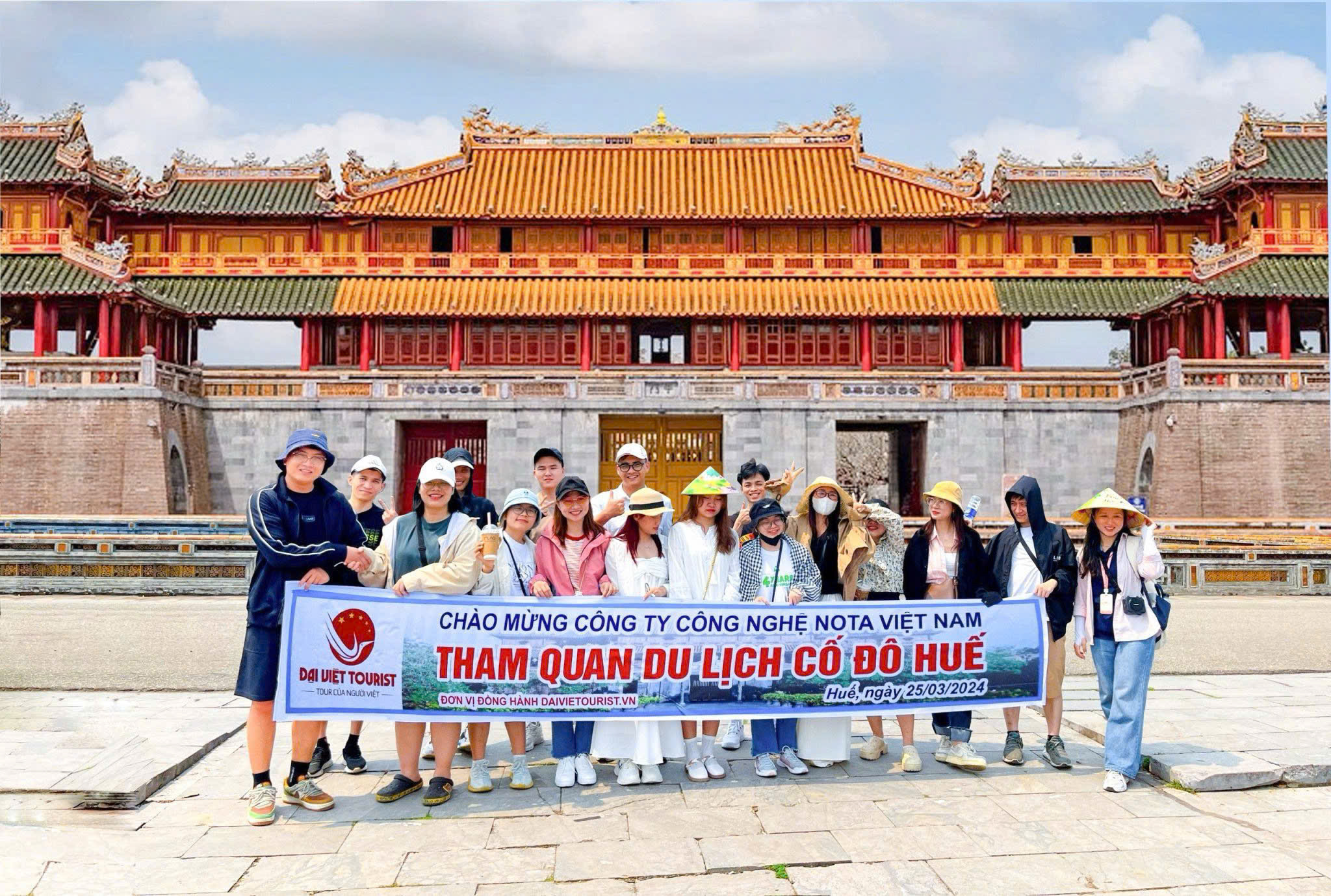 Du khách tham gia tour Huế được tổ chức bởi Đại Việt Tourist