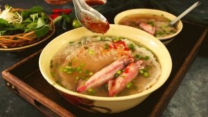 Khách hàng tự nêm nếm khi ăn bún quậy phú quốc