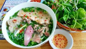 Bún quậy phú quốc có chả cá, mực,.. đầy đủ