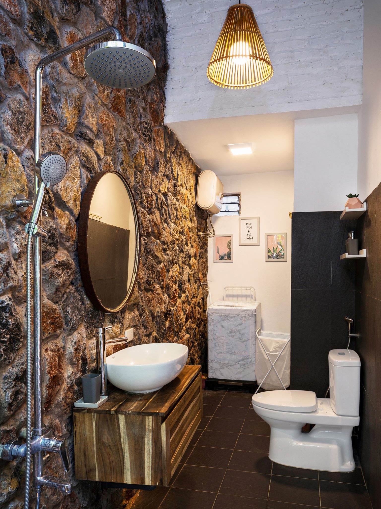 Nhà vệ sinh cũng mang phong cách độc đáo bởi đá núi và tone màu nâu - trắng.